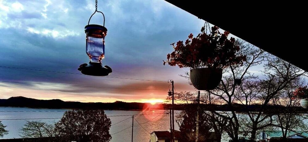 Beautiful Lakeview Chateau With Stunning Views 3 Bedroom Home