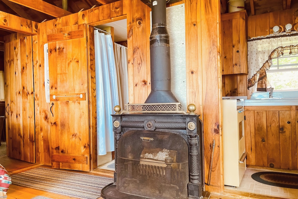 Cozy 1BR Cabin w/ Landscape Views