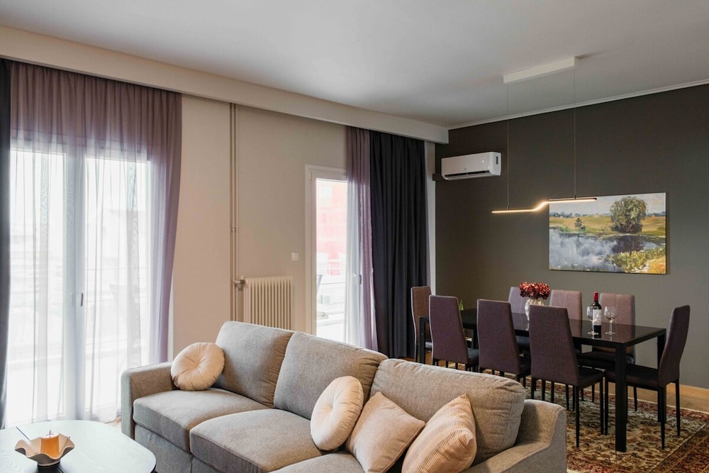 Spacious Seaside Flat at Alimos