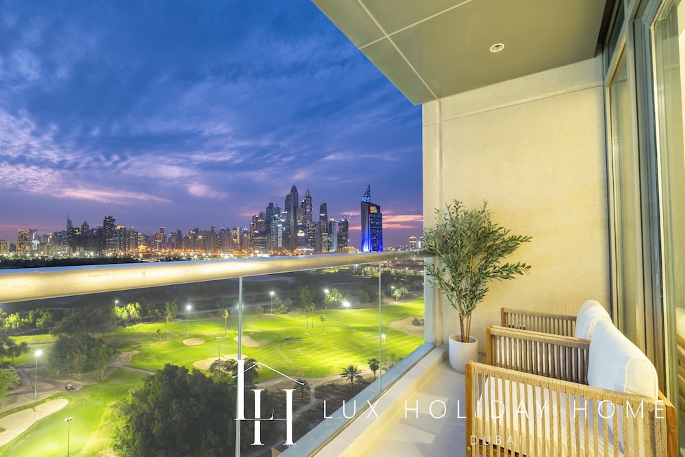 LUX The Modern Golf Skyline Suite