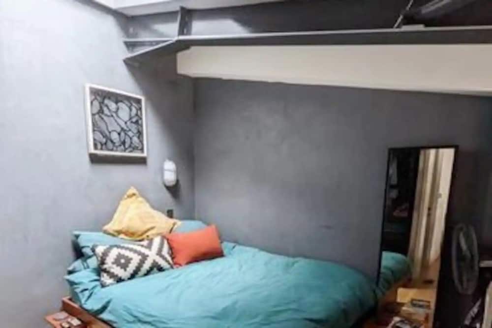 Contemporary Open Plan 1 Bedroom Mezzanine Loft in Hackney