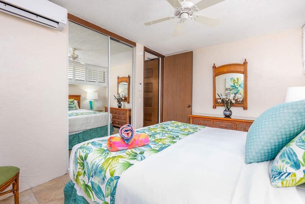 Papakea L207 Ocean Front 1 Bedroom 1 Condo by RedAwning view 4