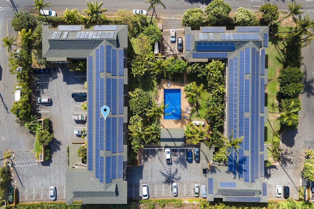 Kalama Terrace P-307 - 3rd-floor Walkup, 7 min Walk to Charley Young Beach, AC!