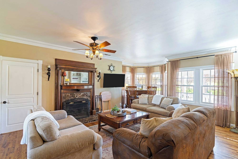Victorian Manor In Paso Robles Wine Country + Pool, Hot Tub, Firepit, Tennis Court Sleeps 28