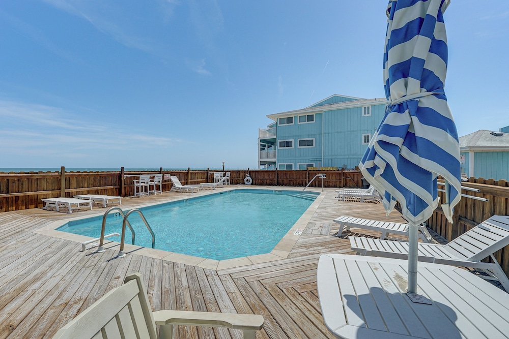 Sandy Oceanfront 2nd FL 1BR W/pool at The Riggings