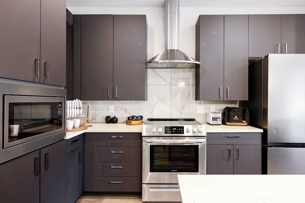 Sleeps 24 4 Modern Midtown Apartments w/ Gym + Pool Walkable to Shops & Eats