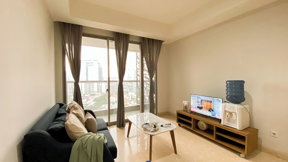 Cozy And Best Location 1Br Gold Coast Apartment