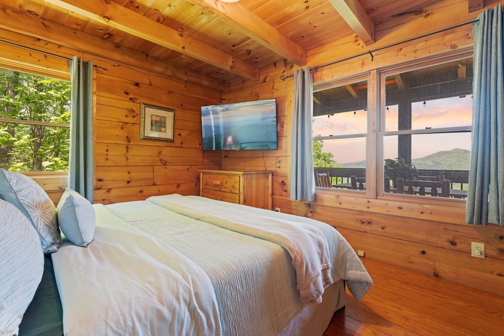 Breathtaking Hideaway 5 Bedroom Cabin
