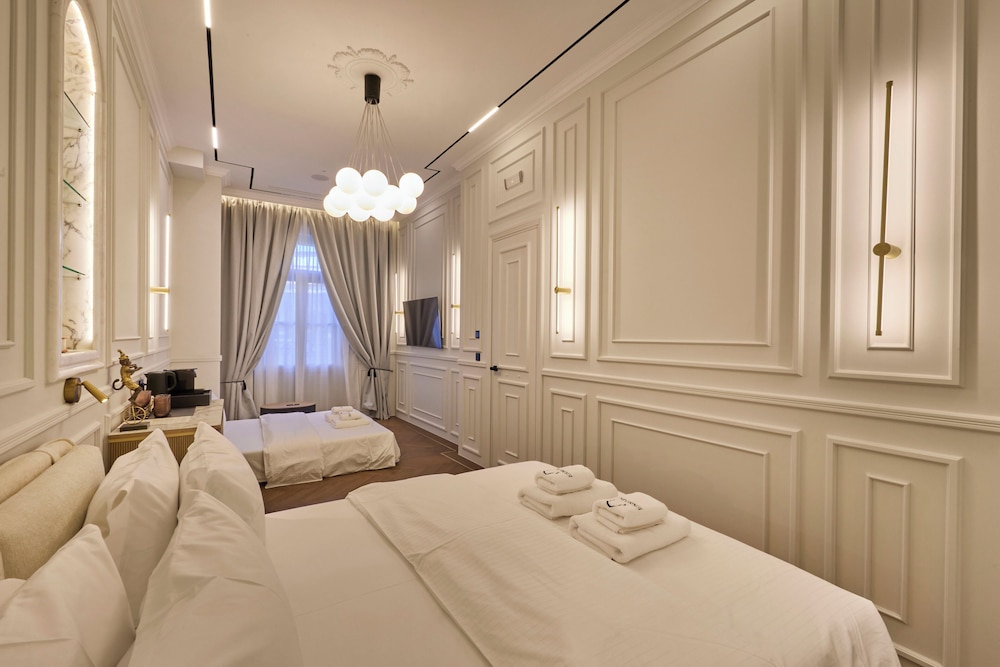 Ermou 99 Intelligent Private Suites