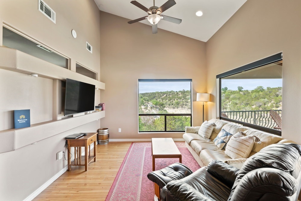 Shiraz Haus - Unit B