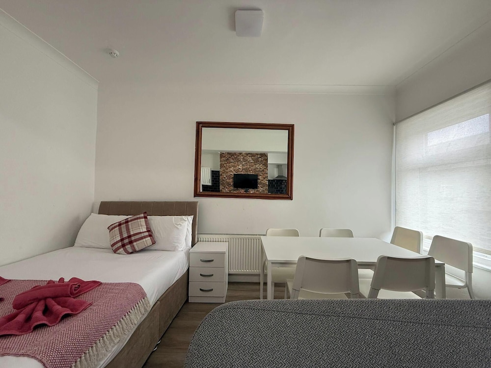 Blackpool - Apartment - Sleeps 6- Coastal Stay
