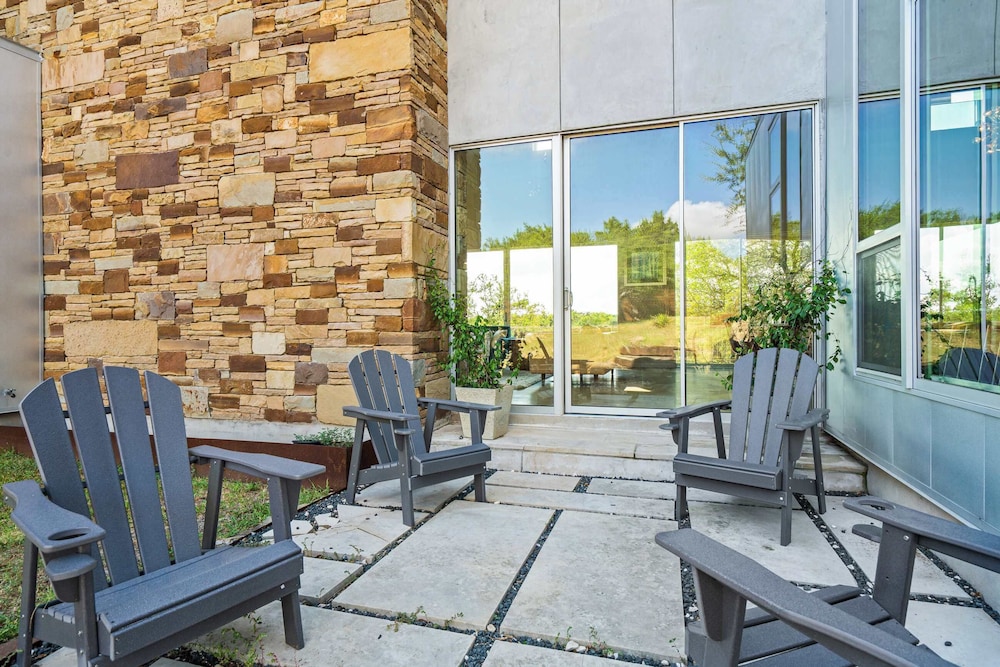 Luxury 4BR Hilltop Retreat Hot Tub & Scenic Views
