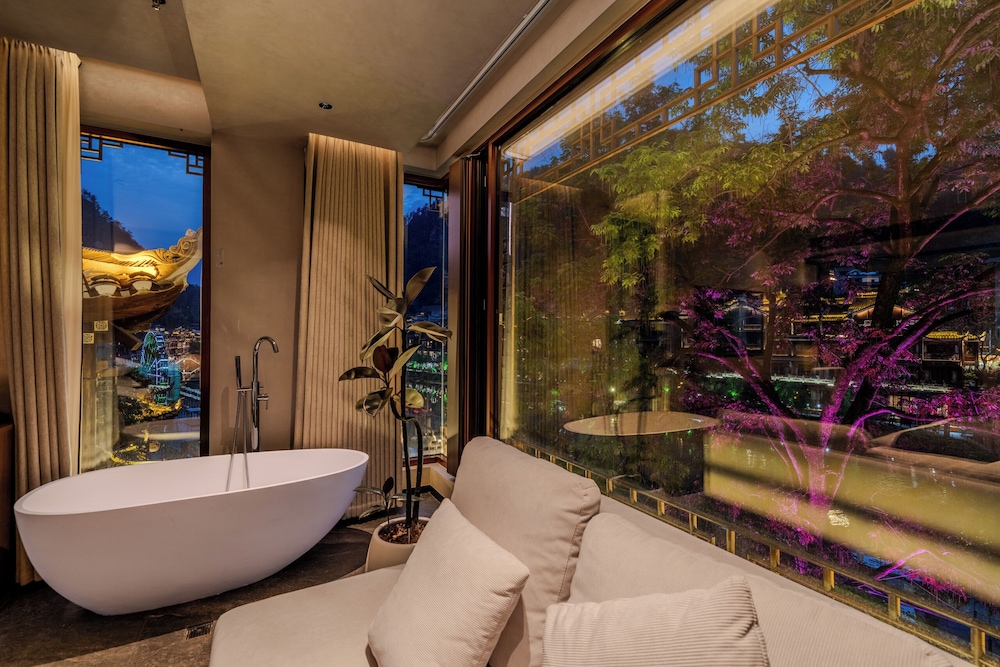 Fenghuang Yiquan River View B&B