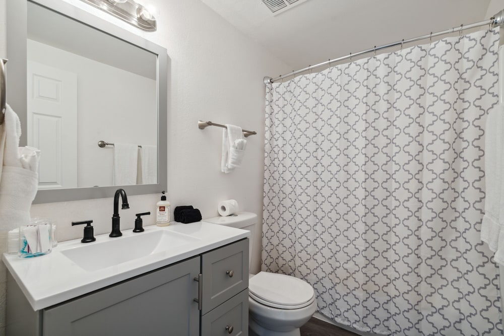Refreshing Studio in H2O Complex w Pool view 4