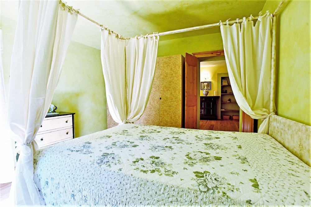 Elegant Villa in Montecosaro Italy with Hot Tub view 3
