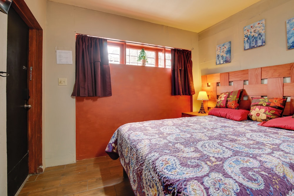 2 Mi to Shopping & Dining: Santa Rosa Studio