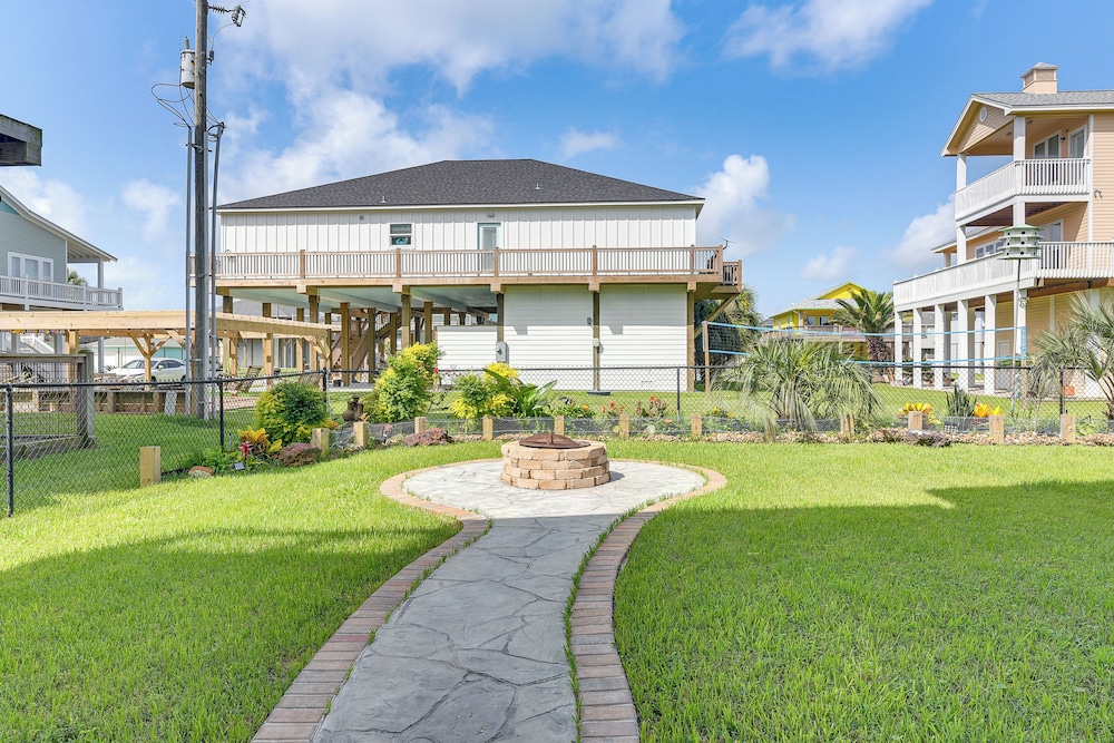2 Blocks to Shore: Crystal Beach House w/ Yard!