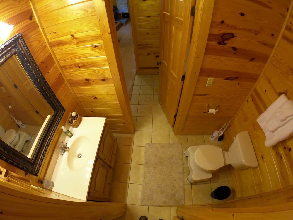 Beautiful Cabin w hot tub Sauna Pool Table