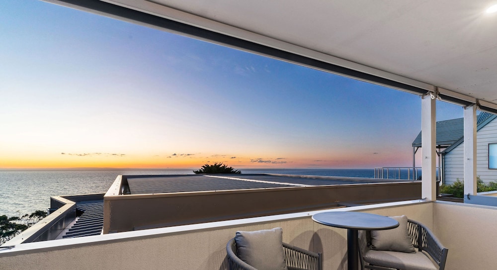 Hillside Luxe With Spa Bay Views - Image 2