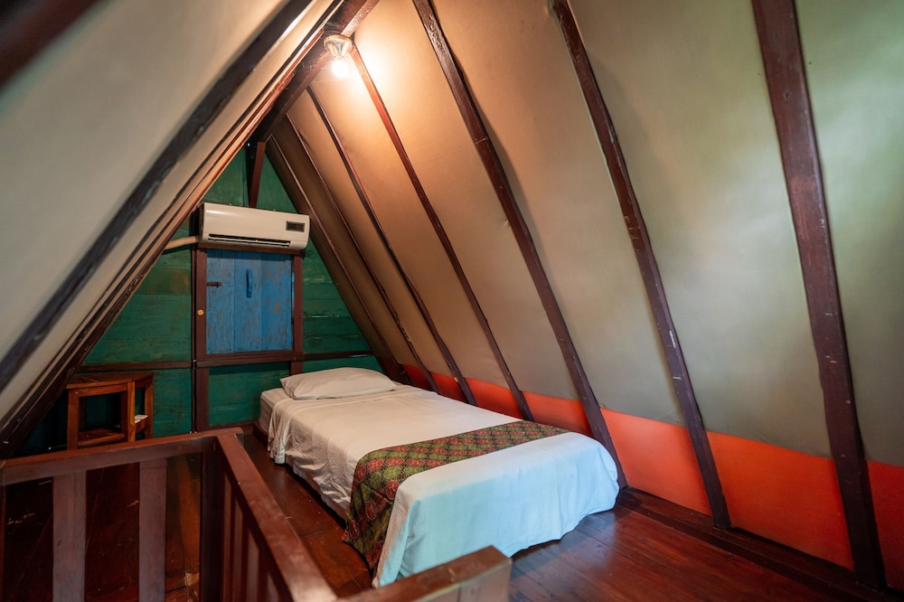 Room-cozy 2-bedroom Lumbung Cabin in San