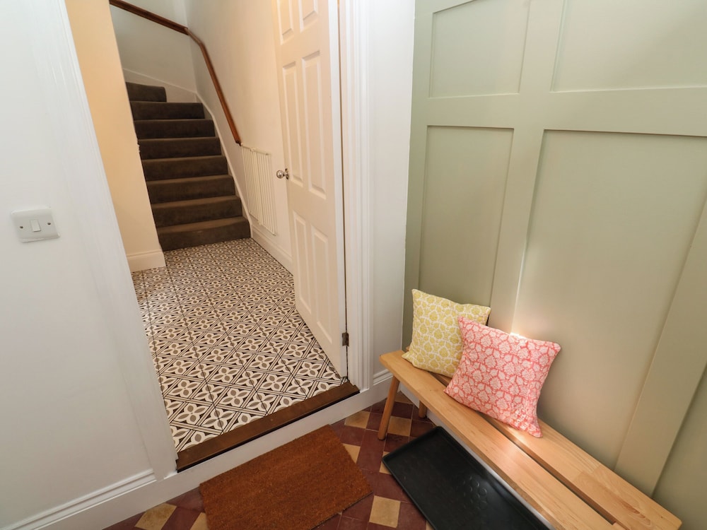 2 Regent Mews