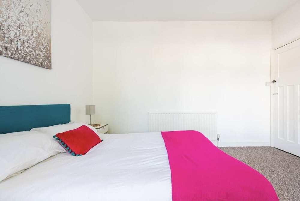 Beautiful 1-bed Apartment With Garden in London view 3