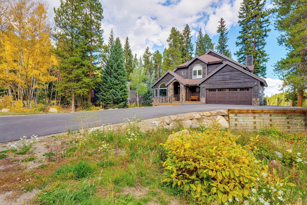 1 Mi to Ski Lift: Mtn-view Breck Home w/ Hot Tub!