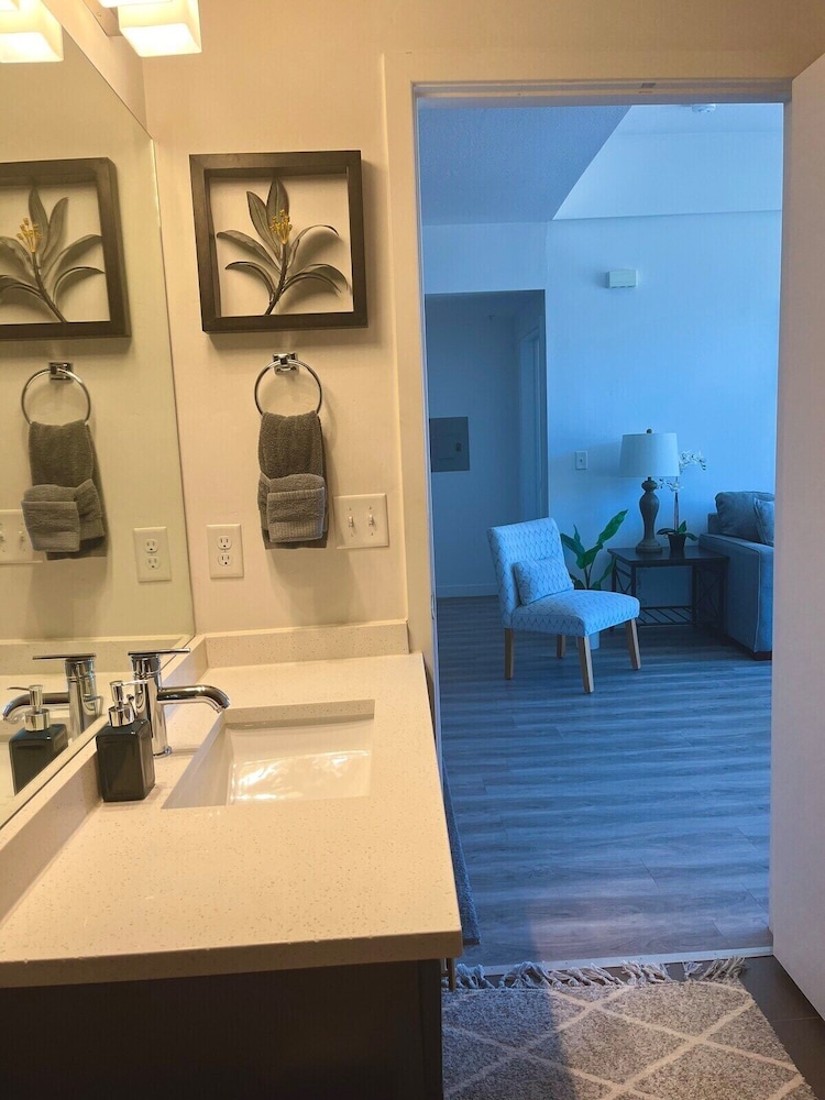 Cozy Modern Resort Inspired Apt