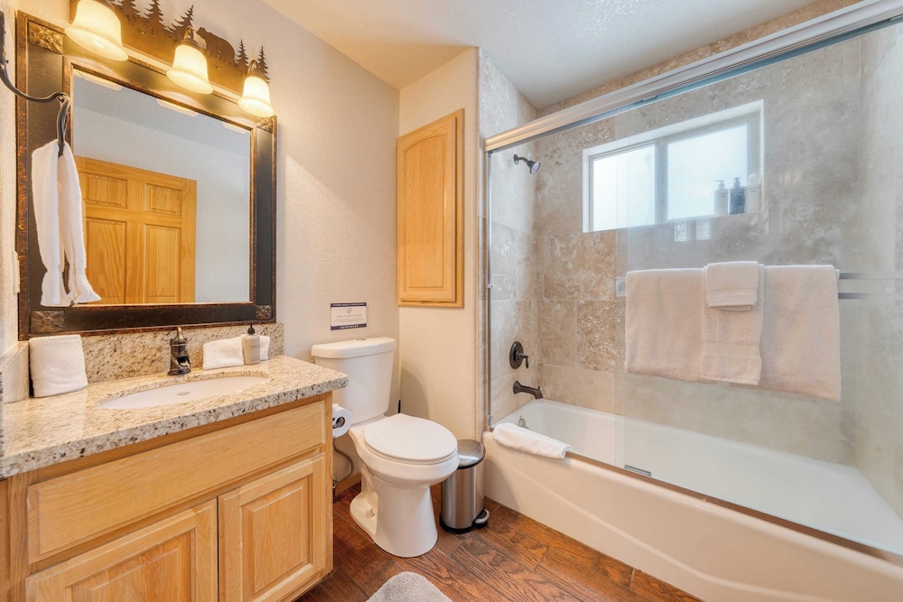 Cabin Retreat w/ Hot Tub & Fireplace - Near Northstar and Downtown Truckee