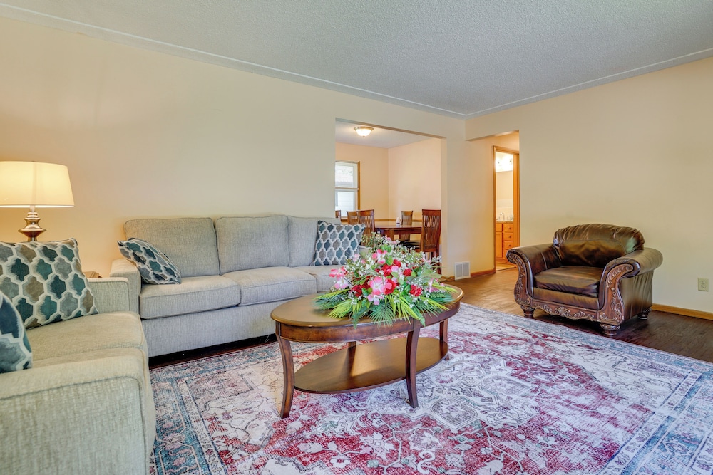 10 Mi to Downtown: Group Getaway in Minneapolis