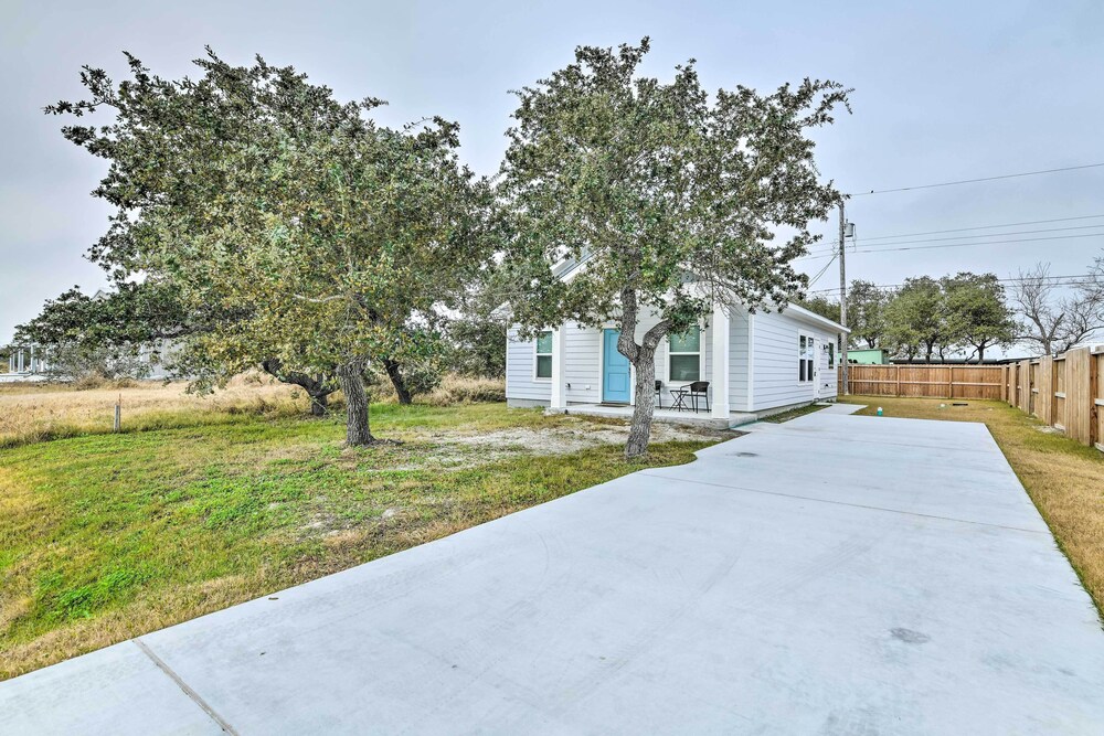 4 Mi to Boat Ramp: Charming Rockport Home view 2
