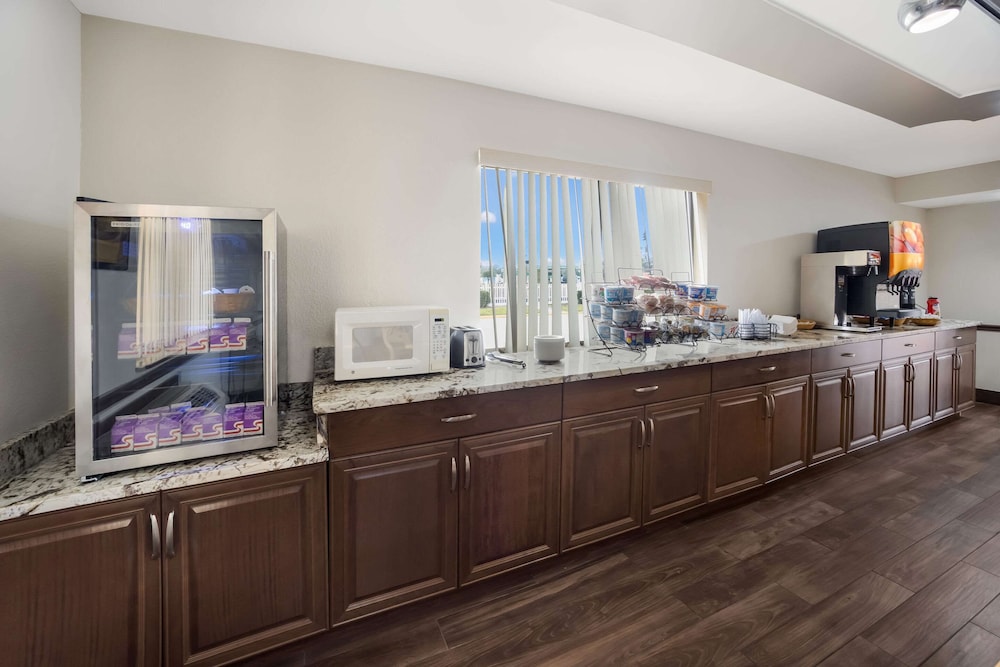 Econo Lodge Live Oak - Property Image 17