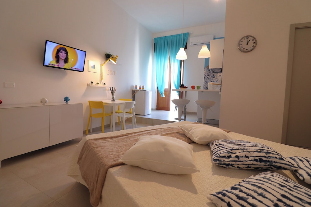 Casa Maya Modern Open-space Apartment Steps From Otrantos Seafront