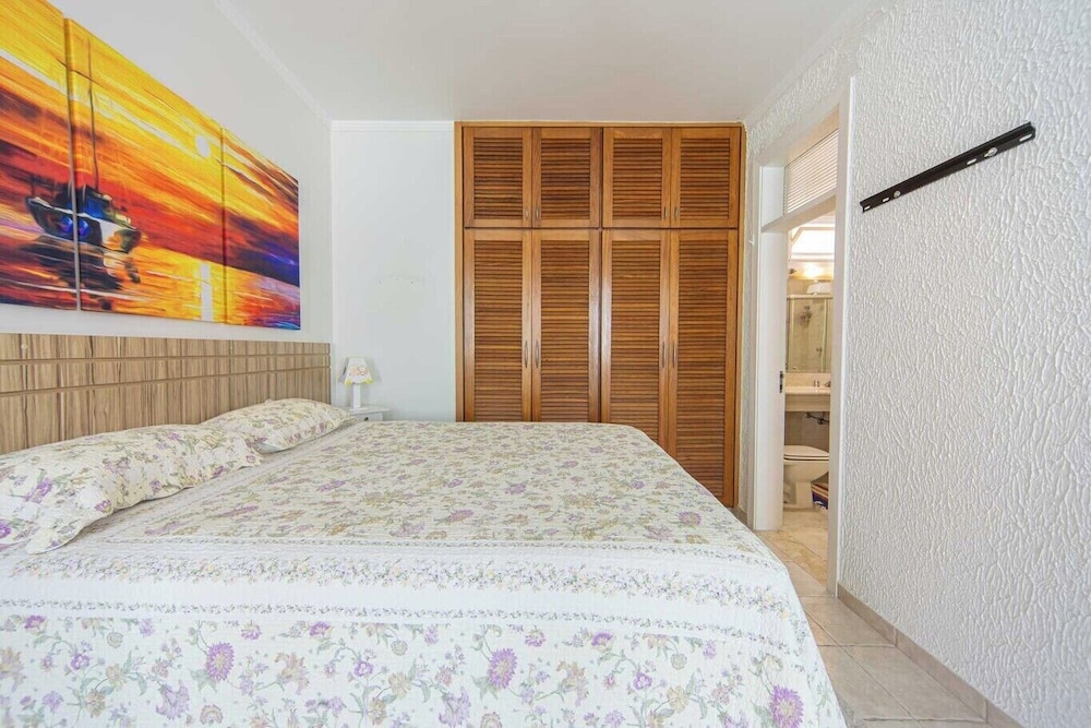 Casa Pet Friendly com 3 su tes a 200m da Praia