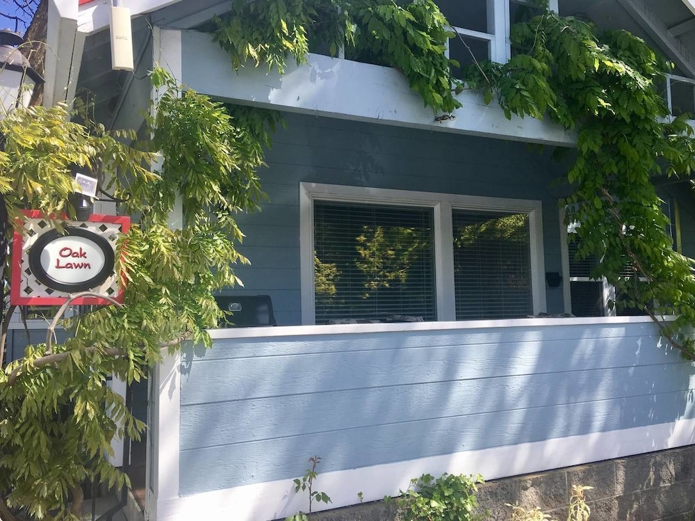 Ashland Vacations - Oak Lawn Cottage 1.5 Blocks to OSF - Property Image 13