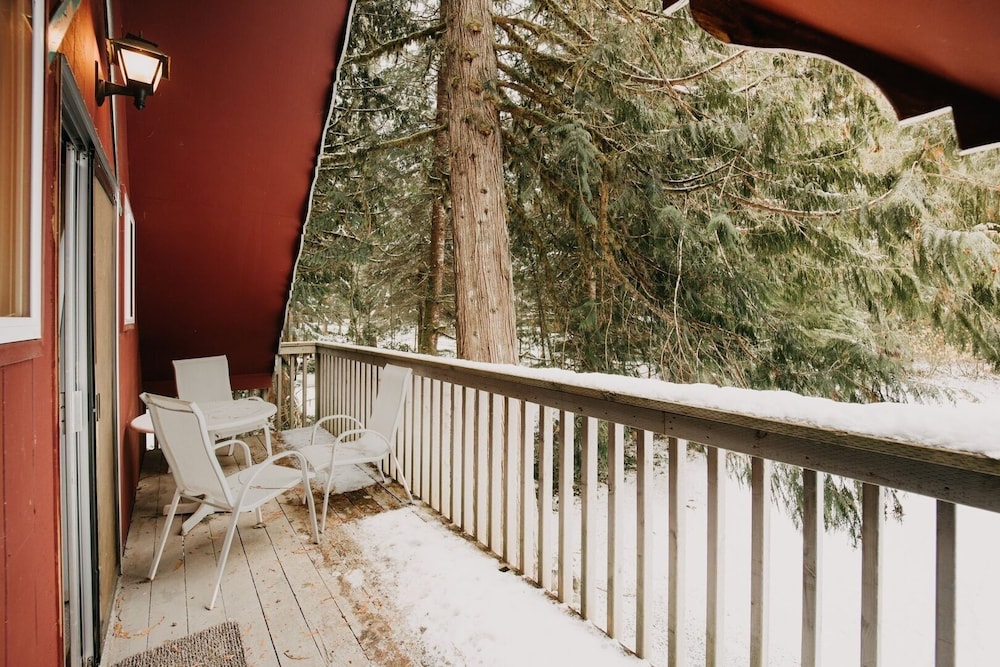 63mbr - Hot Tub - Bbq - Pets Ok - Wifi - Sleeps 6 2 Bedroom Home by RedAwning