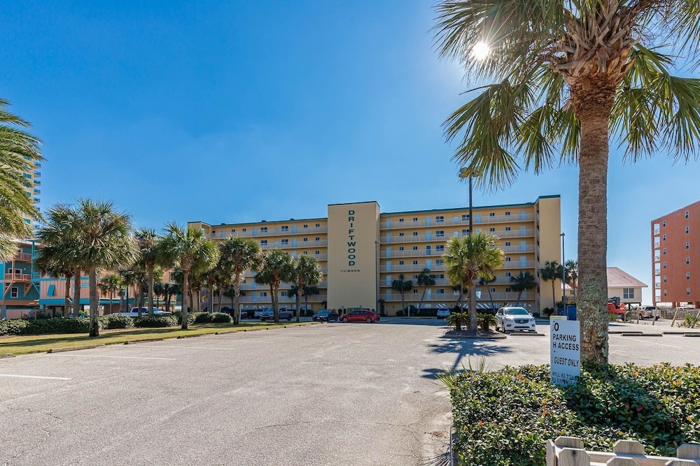 Driftwood Towers 6d 2 Bedroom Condo view 4
