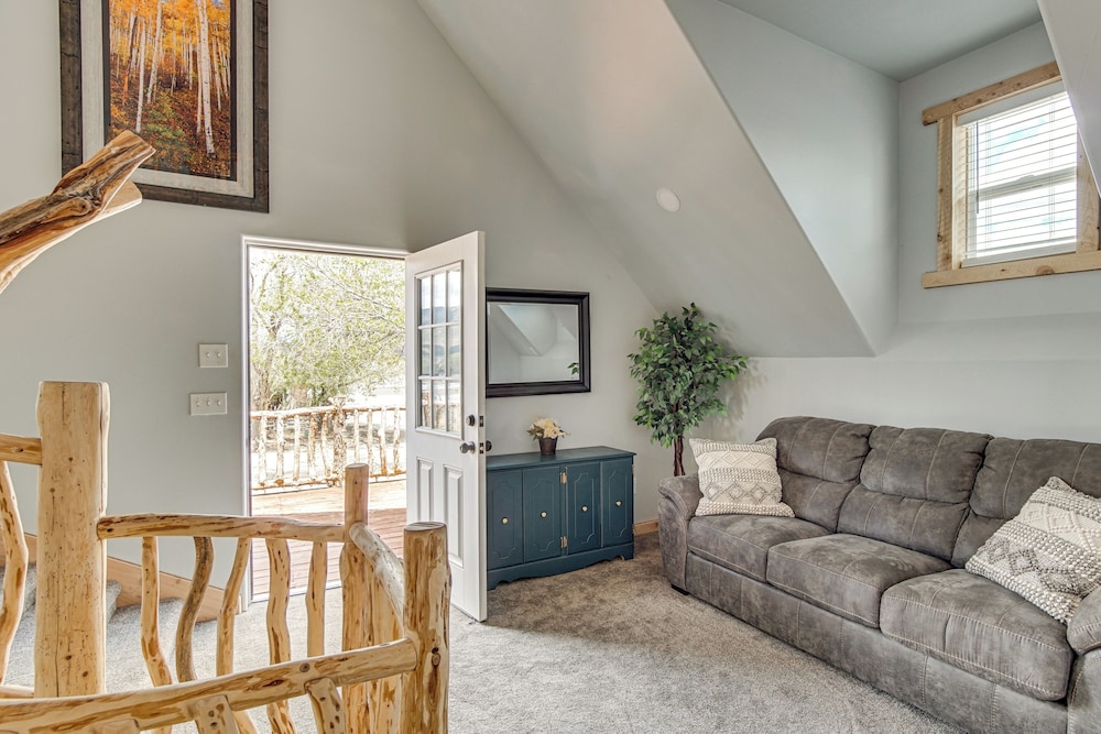 Family Home w/ Mountain Views in Circleville!