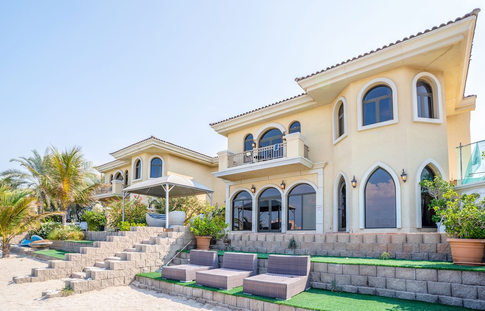 5BR Beach & pool villa in Palm