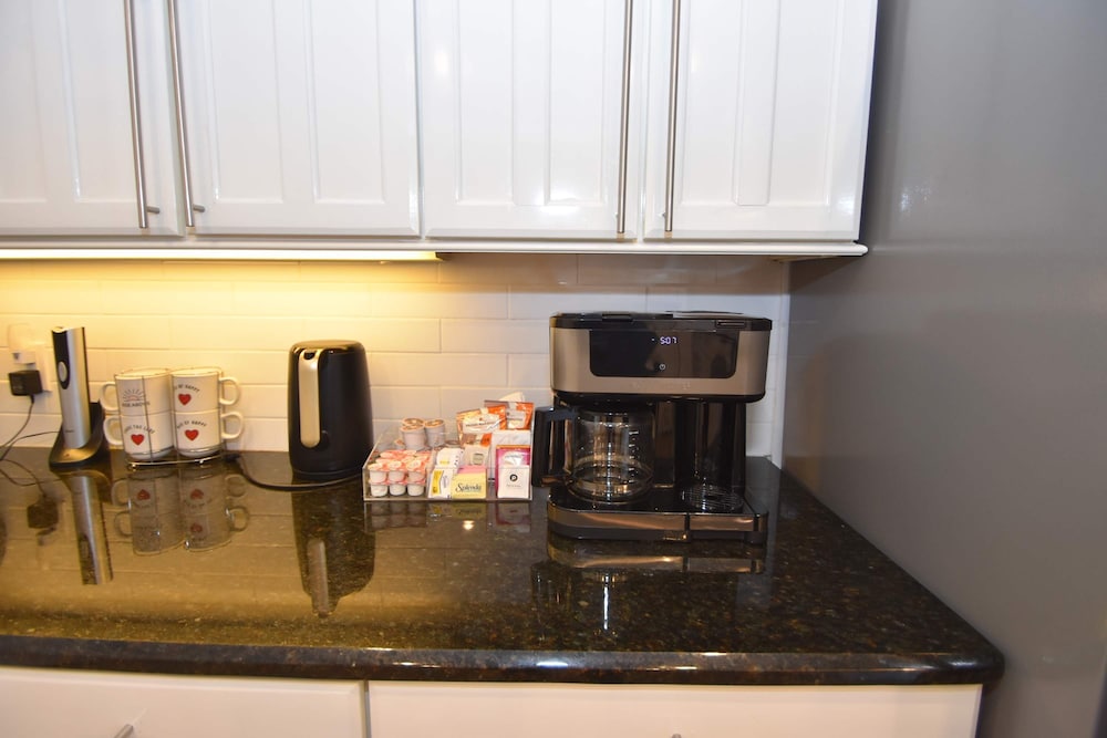Perfect Beach House 2min Walk With Heated Pool and Hot Tub 4 bed 3 Bath With Pet Friendly