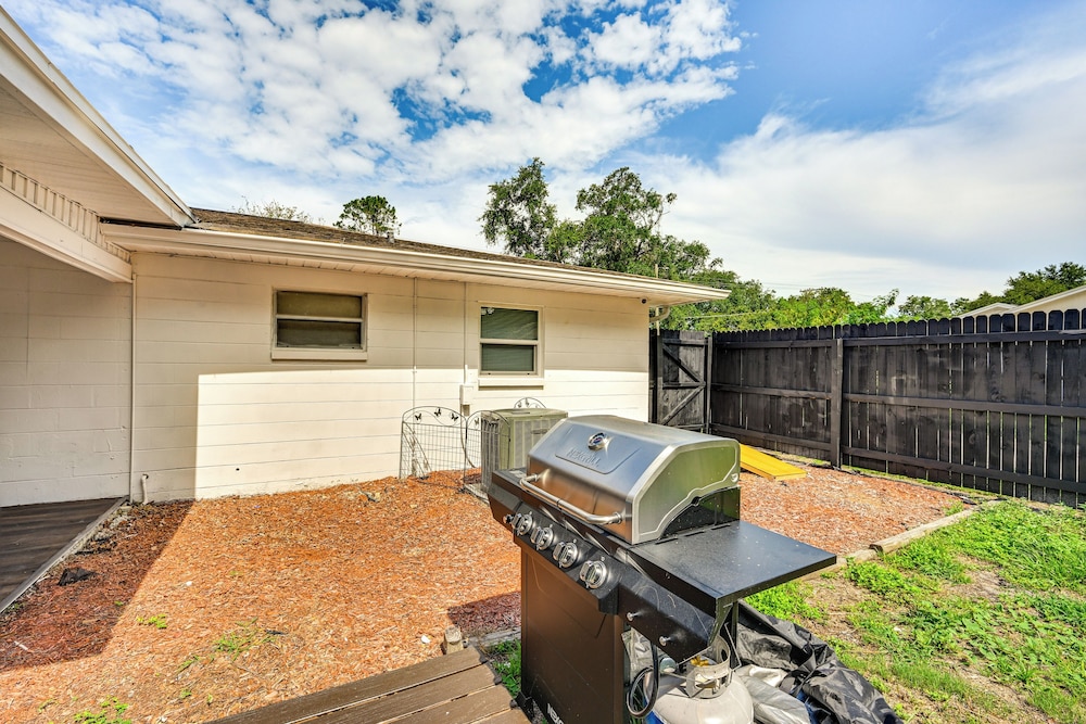 7 Mi to Busch Gardens: Lutz Home w/ Patio!