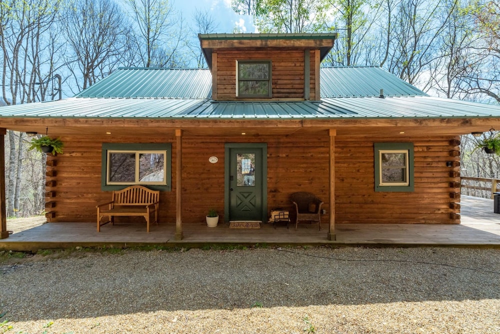 Heart Soul Log Cabin Sanctuary w Walking Trails