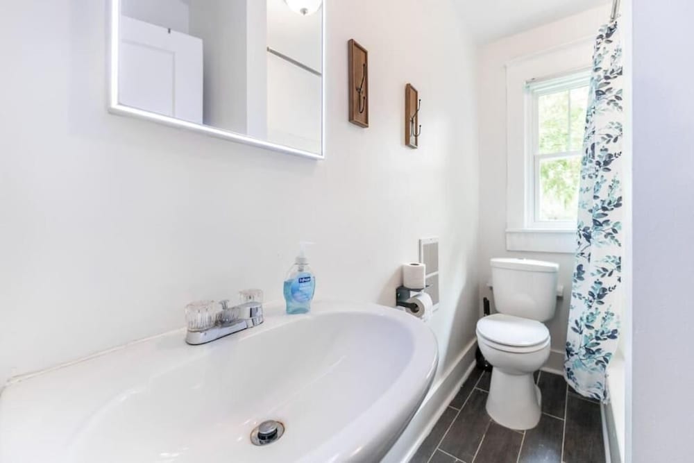 Spacious Duplex for 14 in Downtown