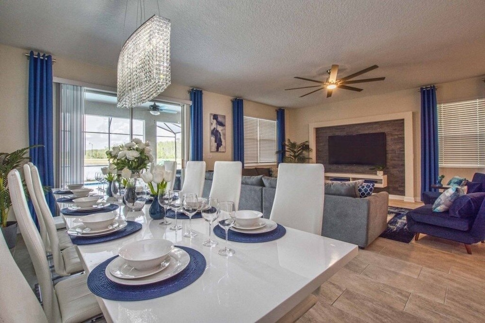 Storey Lake 8 Bed Lake Front Pool & Spa - 1684str 8 Bedroom Home by RedAwning