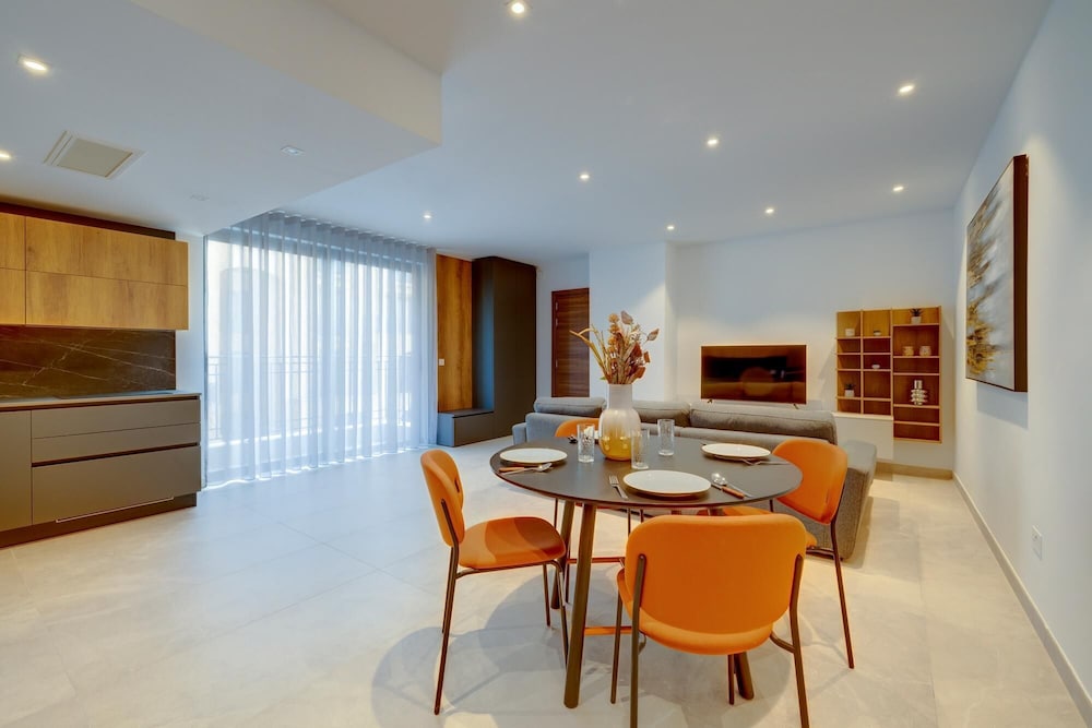Luxury 2BR Apartment in Portomaso photo 3