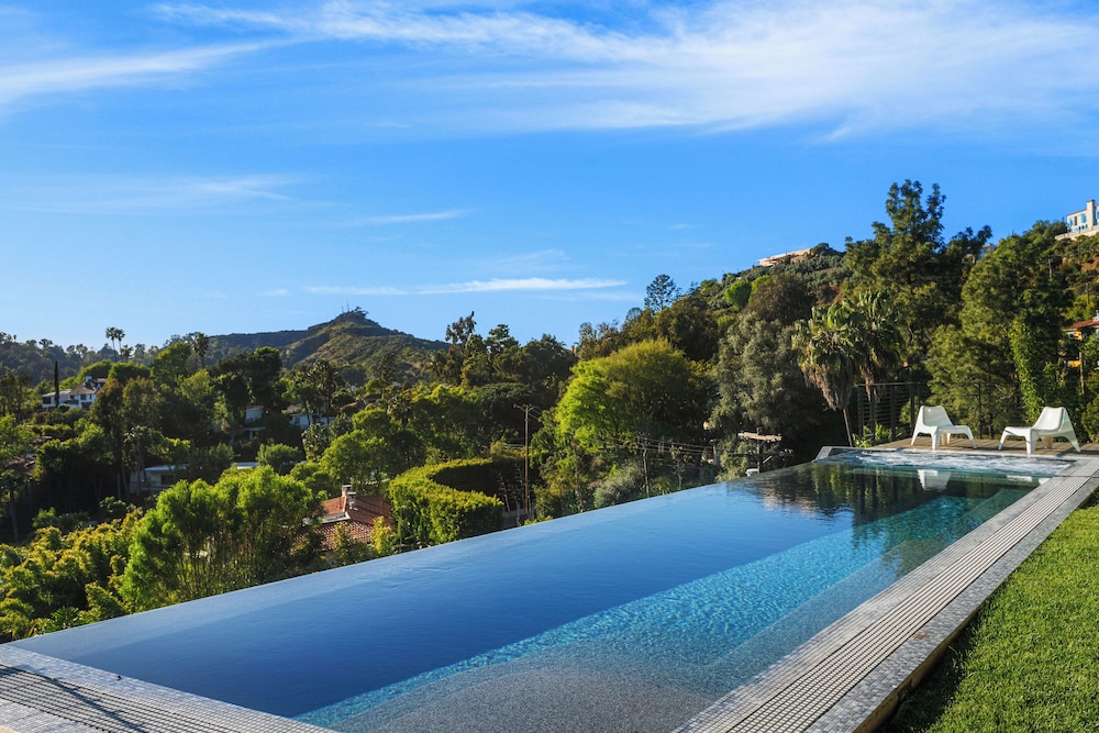 Glass Mansion - Chic Glass Villa in LA Hills With Views, Style & Serenity