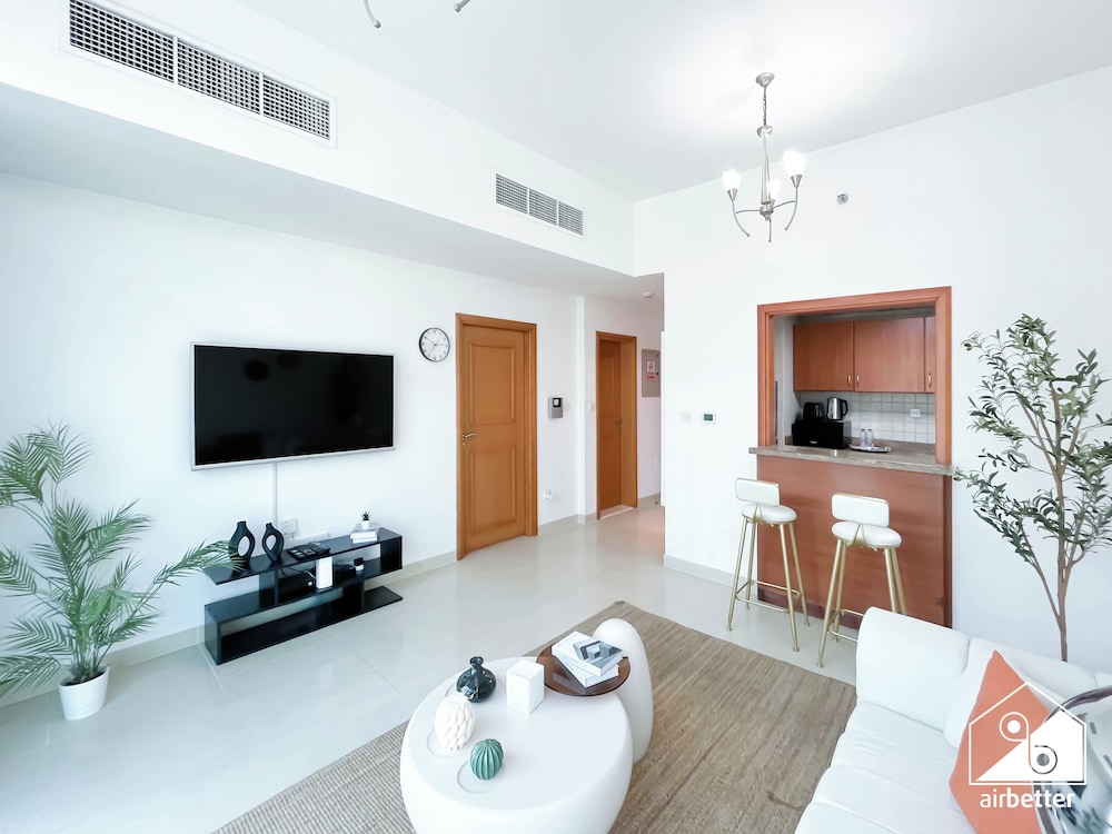 Prestige Marina Living 1BR Balcony, Pool & Gym