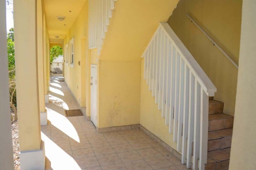 Open & Modern Pool #b Walk To Beach 2 Bedroom Condo