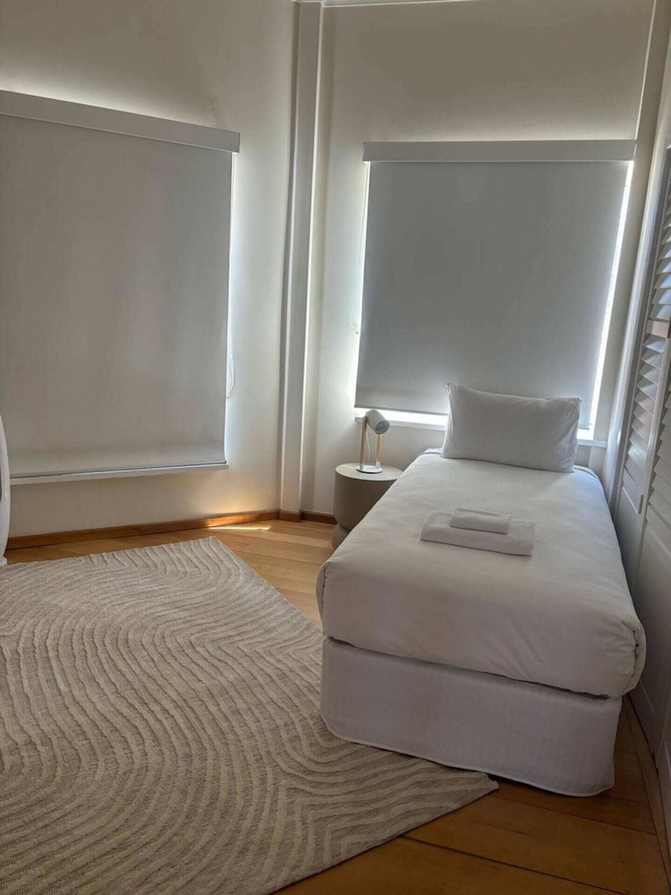 Beautiful 3BR Beachside Apt in Cottesloe!