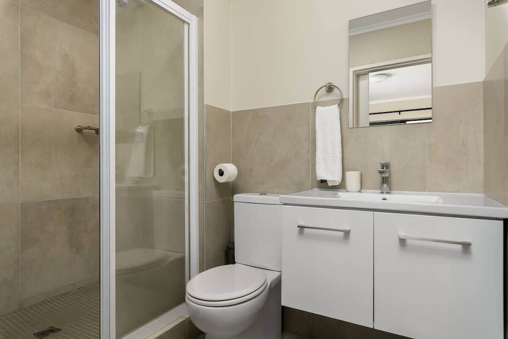 Modern 2 Bed Century City Apartment, Pool + Braai